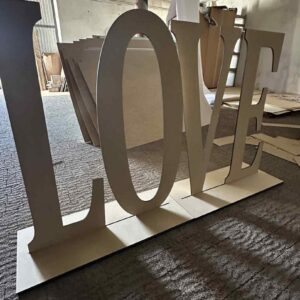 napis love z drewna