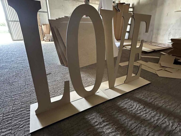 Napis Love wycięty z drewna